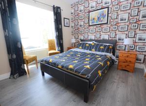 um quarto com uma cama e uma parede de fotografias em Ballygarrett Holiday Home em Ballygarrett