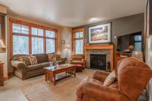ein Wohnzimmer mit Sofa und Kamin in der Unterkunft Cabins 1 in Mammoth Lakes