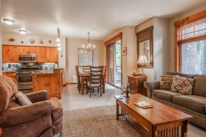 ein Wohnzimmer mit Sofa und Tisch in der Unterkunft Cabins 1 in Mammoth Lakes
