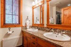 ein Badezimmer mit zwei Waschbecken und einem Spiegel in der Unterkunft Cabins 1 in Mammoth Lakes + 31 Fotos