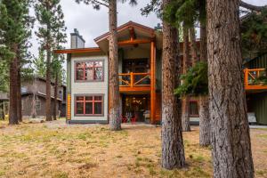 ein Haus mit Bäumen davor in der Unterkunft Cabins 1 in Mammoth Lakes
