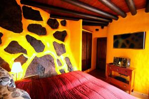 ein Schlafzimmer mit einem Giraffenbild an der Wand in der Unterkunft Casa La Concha in La Asomada