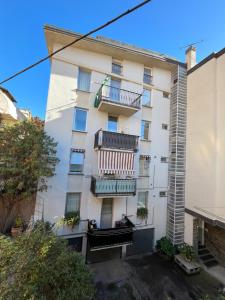 un edificio de apartamentos blanco con balcones. en La nostra casa la vostra casa Cir00023, en Saint Vincent