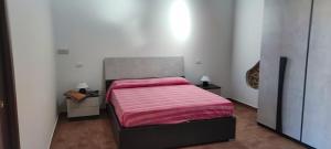 1 dormitorio pequeño con 1 cama con manta roja en 2 bedrooms appartement with enclosed garden at Mongiove 1 km away from the beach, en Mongiove