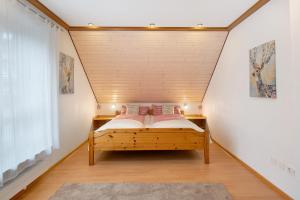 バート・ベリンゲンにあるFerienwohnung Atelierのベッドルーム1室(ベッド1台付)