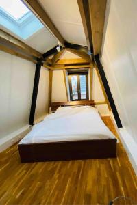 een groot bed in een kamer met een raam bij City-beach apartment nearby Amsterdam in Hoorn