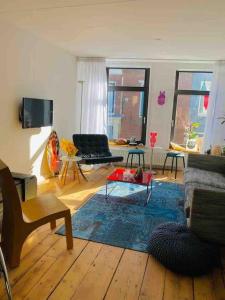 sala de estar con sofá y mesa en City-beach apartment nearby Amsterdam, en Hoorn