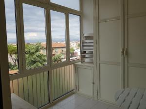 um quarto com janelas e uma cama com vista em VI Floor Apartment em Roma