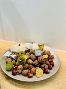 um prato de legumes e frutas sobre uma mesa em La Bel échappée em Aubel