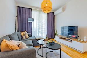 uma sala de estar com um sofá e uma televisão em Golden Stones House Sea And Lake View em Istambul