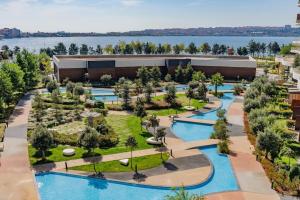 una vista aerea di un resort con diverse piscine di Golden Stones House Sea And Lake View a Istanbul