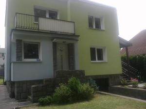 弗雷斯塔帕若德霍斯肯的住宿－Ubytování v soukromí Frenštát，绿色房子的顶部设有阳台