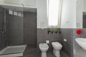 a bathroom with a toilet and a sink at Le case di Frelli in Palermo