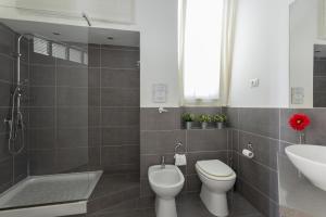 パレルモにあるLe case di Frelliのバスルーム(トイレ、洗面台付)