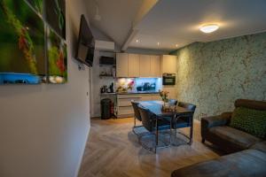 a living room with a table and a couch at STUDIO KEYSERBOSCH-HOF in Neer