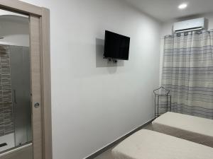 TV a/nebo společenská místnost v ubytování A Due Passi dal Mare