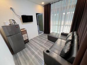 TV a/nebo společenská místnost v ubytování Nuttida resort ณัฐธิดา รีสอร์ท