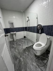 La salle de bains est pourvue d'une douche, de toilettes et d'un lavabo. dans l'établissement Nuttida resort ณัฐธิดา รีสอร์ท, à Ban Khae Taphao