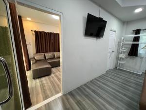 TV a/nebo společenská místnost v ubytování Nuttida resort ณัฐธิดา รีสอร์ท