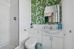 a bathroom with a toilet sink and a mirror at Luxury 2 Bedroom Penthouse In Chertsey in Chertsey