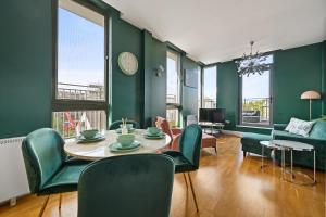 a living room with green walls and a table and chairs at Luxury 2 Bedroom Penthouse In Chertsey in Chertsey