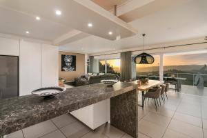cocina y sala de estar con encimera grande en BQ6 - Pezula Gucci's Luxury Retreat -, en Knysna