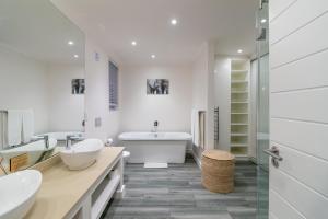 Un baño con dos lavabos, una bañera y una ducha. en BQ6 - Pezula Gucci's Luxury Retreat -, en Knysna 22 fotos más