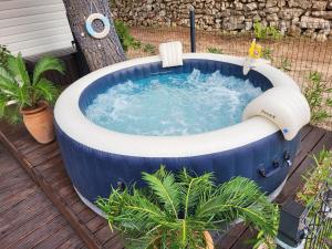 een grote blauwe en witte hot tub in de tuin bij Mobilheim ANDREA wunderschöne Ferienwohnung direkt am Meer in Jezera