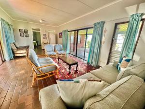 sala de estar con sofá y sillas en St Lucia Holiday Cottage, en St Lucia