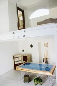 een tafeltennistafel in een kamer met een spiegel bij Golden rooms in Castellammare di Stabia