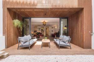 een woonkamer met 3 stoelen en een tafel bij Ama Apartments in Lissabon