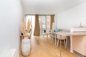een keuken en eetkamer met een tafel en stoelen bij 400 meter til Åen - Moderne og fuldt udstyret in Aarhus