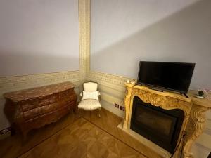 sala de estar con TV y chimenea en In Centro Lovely Home en Lucca