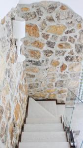 een stenen muur met een lamp naast een trap bij Golden rooms in Castellammare di Stabia