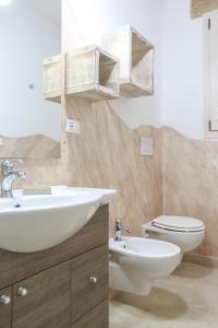 uma casa de banho com um lavatório e um WC em Blue and Blue em Torre San Giovanni Ugento