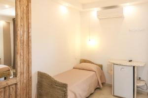 a small room with a bed and a table at Blue and Blue in Torre San Giovanni Ugento