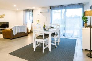 a white table and chairs in a living room at Spacieux T3 Grand Large in Décines-Charpieu