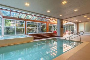 グラマドにあるHotel Laghetto Stilo Borgesの屋内スイミングプール(バスタブ付)
