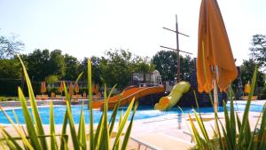 Bazén v ubytovaní Easyatent Mobile home Bijela Uvala alebo v jeho blízkosti