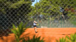 Tenis alebo squash v ubytovaní Easyatent Mobile home Bijela Uvala alebo jeho okolí