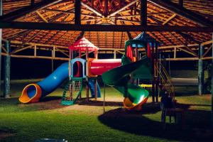 ein Spielplatz mit Rutschen in einem Gebäude in der Unterkunft Aguazul Hotel in Augusto de Lima