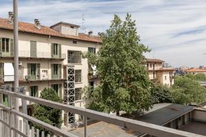 un albero sul balcone di un edificio di [CentroNovara]Free Netflix-Wi-Fi a Novara