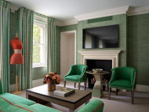 TV a/nebo společenská místnost v ubytování Knightsbridge Hotel, Firmdale Hotels