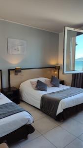 Postel nebo postele na pokoji v ubytování Hotel Restaurant Miramar L'orchidée