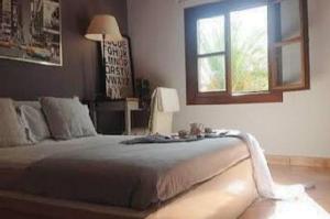 - une chambre avec un lit doté d'une lampe et d'une fenêtre dans l'établissement Rialza, à Petra