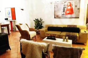 - un salon avec un canapé, une table et des chaises dans l'établissement Rialza, à Petra
