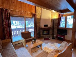 uma sala de estar com um sofá e uma lareira em Appartement Méribel, 4 pièces, 6 personnes - FR-1-688-49 em Méribel