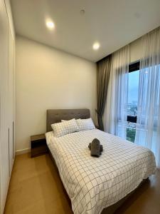 une chambre avec un lit avec un chapeau dessus dans l'établissement KL Eco City Apartment by Homeizing, à Kuala Lumpur