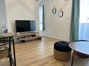TV a/nebo společenská místnost v ubytování Cozy 1-Bedroom Condo