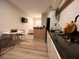 a kitchen with a table and a dining room at Apê Brooklin -Berrini in São Paulo
